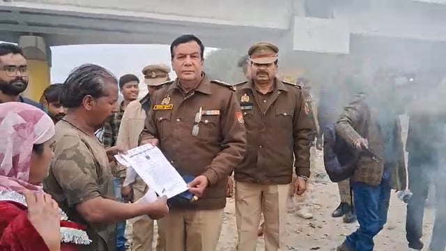 शाहजहांपुर में चाइनीज मांझे के खिलाफ अनोखा धरना, गहरी नदी में बैठा समाजसेवी
शाहजहांपुर में जानलेवा चाइनीज मांझे की बिक्री के विरोध में समाजसेवी नवी सलमान खान ने अनोखा तरीका अपनाया। जिला प्रशासन से नाराज होकर वह खन्नौत नदी के पुल के नीचे गहरी नदी के पानी में बैठकर धरने पर बैठ गया। सलमान करीब छह घंटे तक ठंडे पानी में रहा, जिससे उसकी हालत बिगड़ने लगी।