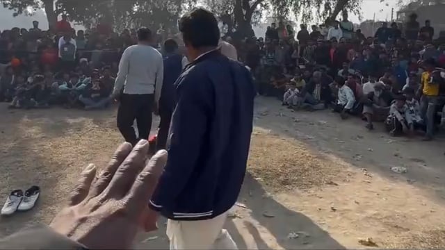 *सिपाही ने पहलवान को पटखनी देकर धूल चटाई-* 

हुआ यूं कि उत्तरप्रदेश के बरेली में दंगल (कुश्ती) चल रहा था एक पहलवान बड़े जोश में था तभी एनाउंस हुआ आवाज आई है किसी मायके लाल में हिम्मत जो इस पहलवान से लड़े, वहाँ वर्दी पहने एक सिपाही दिल पर ले गया, उसने वर्दी उतारी लंगोट पहनी उतर गया मैदान में, फिर क्या था कुछ ही देर में पुलिस के जवान ने मजबूत पहलवान को पटखनी देकर धूल चटा दी।