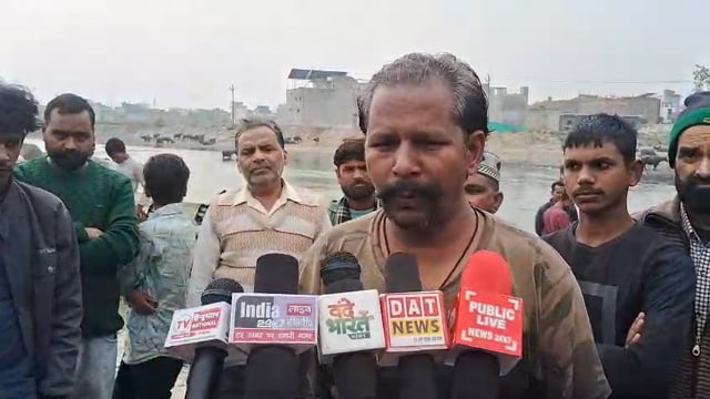 शाहजहांपुर में चाइनीज मांझे के खिलाफ अनोखा धरना, गहरी नदी में बैठा समाजसेवी
शाहजहांपुर में जानलेवा चाइनीज मांझे की बिक्री के विरोध में समाजसेवी नवी सलमान खान ने अनोखा तरीका अपनाया। जिला प्रशासन से नाराज होकर वह खन्नौत नदी के पुल के नीचे गहरी नदी के पानी में बैठकर धरने पर बैठ गया। सलमान करीब छह घंटे तक ठंडे पानी में रहा, जिससे उसकी हालत बिगड़ने लगी।