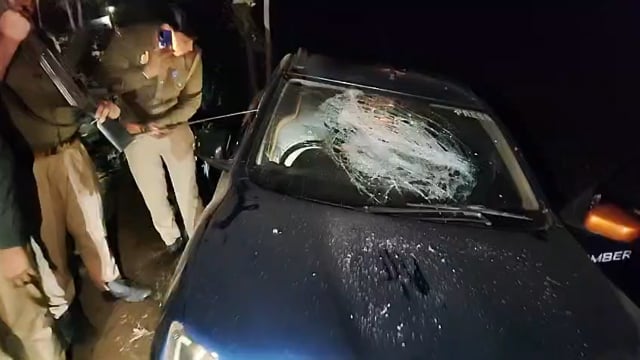 निडर पत्रकारिता की कीमत अम्बेडकरनगर में युवा पत्रकार अखंड प्रताप सिंह पर जानलेवा हमला कानून-व्यवस्था पर गंभीर सवाल
अम्बेडकरनगर।
एक ओर उत्तर प्रदेश सरकार पत्रकारों की सुरक्षा को लेकर बड़े-बड़े दावे करती है, वहीं दूसरी ओर जमीनी हकीकत इन दावों को आईना दिखा रही है।