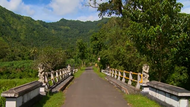 walk_along_rural_asian_village_life_where_the_locals_will_friendly_greet_you_in_bali,indonesia 5