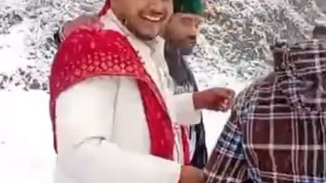 बारात बर्फबारी में फँस गई। विवाह स्थल तक जाने के लिए दूल्हे समेत सभी बारातियों को बाक़ी रास्ता पैदल ही नापना पड़ा।घटना टिहरी जिले में मोरियाना टॉप की है। भारी बर्फवारी से बारातियों के वाहन फंसे, भारी बर्फ पड़ने से दूल्हे को बारातियों के साथ मोरियाना टॉप से बिंदाल कोटि तक दुल्हन लेने पैदल जाना पड़ा।