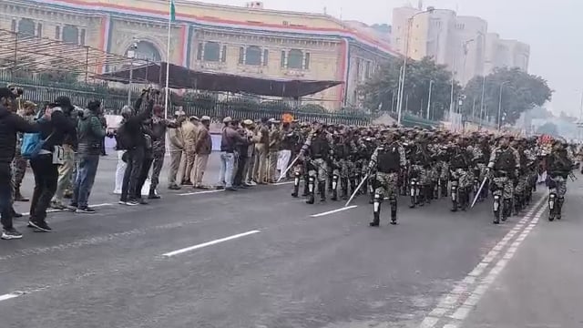 ▶️....लखनऊ....◀️
लखनऊ में गणतंत्र दिवस की हुई फुल ड्रेस रिहर्सल 
विधानसभा मार्ग से गुज़री भव्य परेड
शहर में देशभक्ति और उत्साह का माहौल
हथियारों से लैस ATS जवानों ने किया शक्ति प्रदर्शन
सेना की तोपें टैंक और बख्तरबंद गाड़ियां परेड में शामिल
देशभक्ति गीतों पर थिरकते कलाकार छात्र-छात्राएं आकर्षण का बने केंद्र