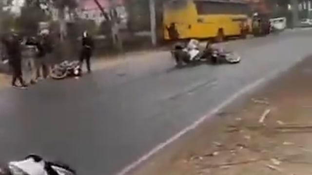 अमरोहा (उत्तर प्रदेश)
बारिश + गन्ने की मैली = सड़क बनी स्लिपरी ट्रैक!
सड़क पर गन्ने का अपशिष्ट (मैली) गिरा था, ऊपर से बारिश हो गई और नतीजा ये कि रास्ता बाइक वालों के लिए फिसलन भरा एडवेंचर बन गया। लोग संभल-संभलकर चले… फिर भी कुछ “स्टंट” अपने-आप हो गए।