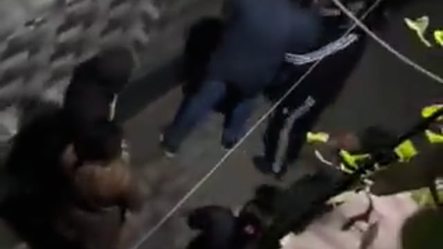 ➡️......मुरादाबाद- युवती की पिटाई का वीडियो वायरल
LLB के छात्र युवक ने की मारपीट
घटना के वक्त कॉलोनीवासियों ने युवक को पकड़कर पीटा
युवती आरती और युवक के बीच लिव-इन रिलेशन की बात सामने आई
पीड़िता ने महिला थाने में शिकायत दी
वीडियो 5–6 दिन पुराना