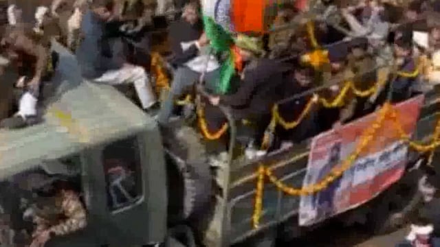 जम्मू कश्मीर के डोडा में हुए ह्रदय विदारक हादसे में शहीद हुए अलीगढ़ के मोनू चौधरी का पार्थिव शरीर पहुंचा पैतृक गांव।