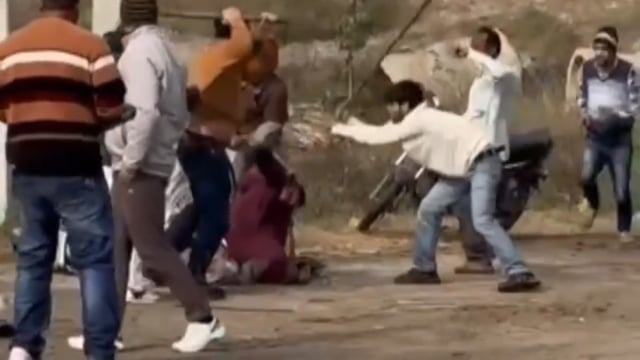 झबरेडा! खुलेआम गुंडागर्दी का वीडियो वायरल! युवक को बेरहमी से पीटा! प्रशासन का नहीं कोई डर!