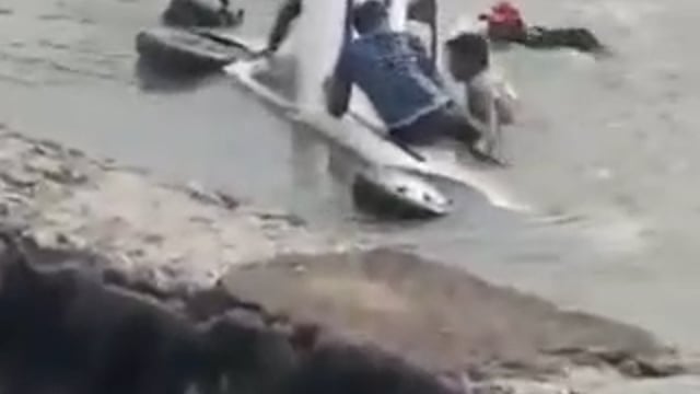 कासगंज के सहावर थाना क्षेत्र में चांडी पुलिस चौकी के पास शनिवार दोपहर उस समय अफरा-तफरी मच गई, जब एक तेज रफ्तार कार अनियंत्रित होकर नहर में गिर गई।

पुलिस के पहुंचने से पहले ही नहर के पास काम कर रहे मजदूर बीकेश यादव और धारा सिंह ने बहादुरी दिखाते हुए कार में फंसे युवक को सुरक्षित बाहर निकाल लिया। रेस्क्यू के दौरान दोनों मजदूर खुद भी घायल हो गए, लेकिन अपनी जान जोखिम में डालकर कार सवार की जान बचा ली।