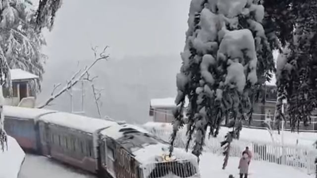 शिमला में हिमपात के  बाद "शिमला-कालका वर्ल्ड हेरिटेज ट्रेन" का मनमोहक नज़ारा