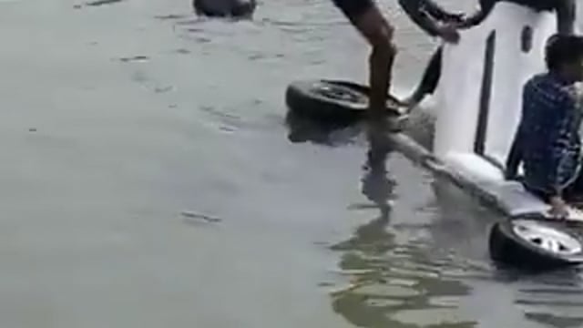 ▶️.....कासगंज के सहावर थाना क्षेत्र में चांडी पुलिस चौकी के पास शनिवार दोपहर उस समय अफरा-तफरी मच गई, जब एक तेज रफ्तार कार अनियंत्रित होकर नहर में गिर गई।
पुलिस के पहुंचने से पहले ही नहर के पास काम कर रहे मजदूर बीकेश यादव और धारा सिंह ने बहादुरी दिखाते हुए कार में फंसे युवक को सुरक्षित बाहर निकाल लिया। रेस्क्यू के दौरान दोनों मजदूर खुद भी घायल हो गए, लेकिन अपनी जान जोखिम में डालकर कार सवार की जान बचा ली।