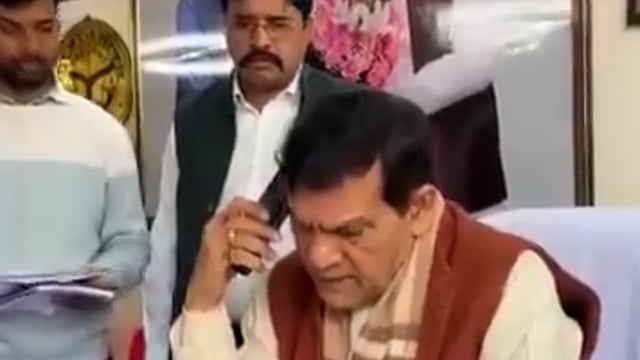 ▶️.....उत्तर प्रदेश के अमरोहा जिले से जुड़ा एक मामला सामने आया है, जहां यूपी सरकार के मंत्री अरविंद कुमार शर्मा ने अपने ही विभाग की कार्यप्रणाली पर नाराज़गी जताते हुए एक वरिष्ठ अधिकारी को फोन किया।
बताया जा रहा है कि एक संविदा कर्मी पर पैसे मांगने का आरोप लगा, और जब कनेक्शन से जुड़ी शिकायत लेकर एक्सईएन के पास पहुंचे तो कथित तौर पर यह कहा गया कि 25 लाख रुपये देकर पोस्टिंग कराई गई है और बिना वसूली काम कैसे होगा।
मंत्री ने इस बातचीत में भ्रष्टाचार को लेकर सवाल उठाए। लोगों का कहना है कि अच्छा हुआ कि पीड़ित मंत्री तक पहुंच गया, वरना रोज़ ऐसे कई मामले सामने आते होंगे। साथ ही जीरो टॉलरेंस नीति पर भी सवाल खड़े किए जा रहे हैं।