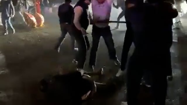 ▶️.....UP के जिला गौतम बुद्ध नगर की दादरी कोतवाली के ग्राम रामपुर फतेहपुर  में बारतियों को पीटने की वीडियो आई है। यह बारात दनकौर कोतवाली के जगनपुर गांव से आई थी.. किसी बात पर कहासुनी हुई और स्थानीय दबंग लाठिया लेकर आ गए। बारतियों को दौड़ा दौड़ाकर पीटा गया.. बुजुर्ग बाराती जमीन मे गिर गए तो उन पर वही लाठिया बरसाईं गई। 6 लोगो को अस्पताल मे एडमिट कराया गया है।पुलिस ने FIR दर्ज कर ली है।*