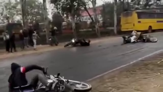 अमरोहा।
उत्तर प्रदेश के जनपद अमरोहा में ब्लू बर्ड्स इंटरनेशनल स्कूल के सामने 23 जनवरी 2026 को बारिश के दौरान सड़क पर फैला गन्ने का अपशिष्ट (चीनी मिल से निकली मैली) हादसे का कारण बन गया। सड़क अत्यधिक फिसलन भरी हो जाने से महज 2 मिनट के भीतर 10–12 बाइक सवार एक ही स्थान पर फिसलकर गिर गए, जिसमें करीब 20 लोग घायल हो गए।