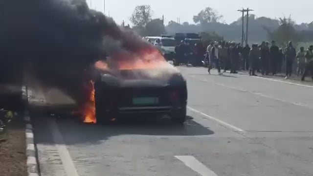 हापुड़ - रविवार को महिंद्रा की इलेक्ट्रिक कार चलते समय आग लगने से जलकर खाक हो गई, चालक सुरक्षित बच गया और इलेक्ट्रिक वाहनों में आग लगने की घटनाओं पर चिंता जताई जा रही है