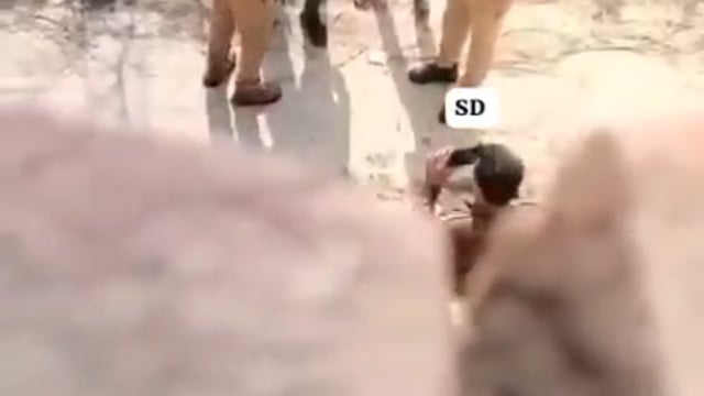 *कैमरा, एक्शन........!!*

UP: अलीगढ़ पुलिस ने अपने हाथ से चाकू इन दोनों लड़कों की जेब में रखे, फिर वीडियो बनवाकर गिरफ्तारी दिखाई।

1 दिसंबर 2025 को पुलिस ने सूरज गौतम और सोनू को मोबाइल स्नेचिंग में गिरफ्तार किया था।