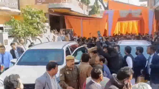 विधायक राजेश चौधरी के आवास पर मथुरा पहुंचे मुख्यमंत्री योगी आदित्यनाथ, स्वर्गीय माता जी को दी भावपूर्ण श्रद्धांजलि।