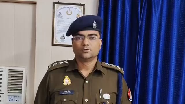 शाहजहांपुर कैफे कांड: युवक-युवती के कूदने की घटना पर सीओ सदर प्रियंक जैन का बयान

शाहजहांपुर। शहर के एक कैफे से युवक और युवती के कूदने की घटना से इलाके में सनसनी फैल गई। सूचना मिलते ही पुलिस मौके पर पहुंची और दोनों को उपचार के लिए अस्पताल भिजवाया गया।