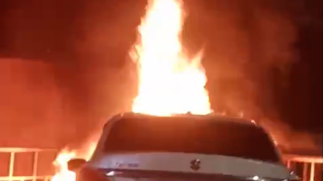 टाउन हॉल ओवरब्रिज पर खड़ी कार में लगी आग, मचा हड़कंप
शाहजहांपुर। टाउन हॉल ओवरब्रिज पर कल्याणी शोरूम के पास खड़ी एक कार में सोमवार को अचानक आग लग गई। कार से धुआं और लपटें उठते देख आसपास हड़कंप मच गया। सूचना पर पहुंची दमकल टीम ने समय रहते आग पर काबू पा लिया। घटना में कोई हताहत नहीं हुआ। प्रारंभिक जांच में शॉर्ट सर्किट से आग लगने की आशंका जताई जा रही है। पुलिस वाहन मालिक की जानकारी जुटा रही है।