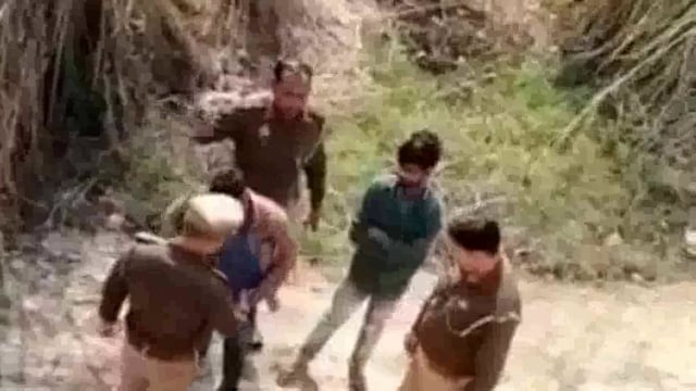 अलीगढ़ पुलिस का काला कारनामा, प्लानिंग के तहत युवकों की जेब में चाकू रखकर क्राइम में फंसाने को बनाया वीडियो हुआ वायरल।