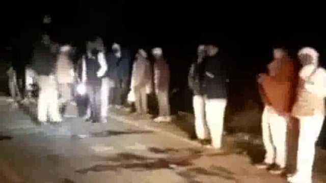 शेरगढ़ अकबरपुर रोड़ टैक्टर चालक ने दो बाइक सवार को रौंदा मौके पर हुई मौत।