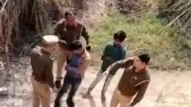 अलीगढ़ में थाना अकराबाद पुलिस की फर्जी कार्रवाई सामने आई, जांच में 2 माह पुराना बताया गया वीडियो, दो युवकों को जंगल में ले जाकर पुलिस ने चाकू रखकर बनाया था वीडियो।