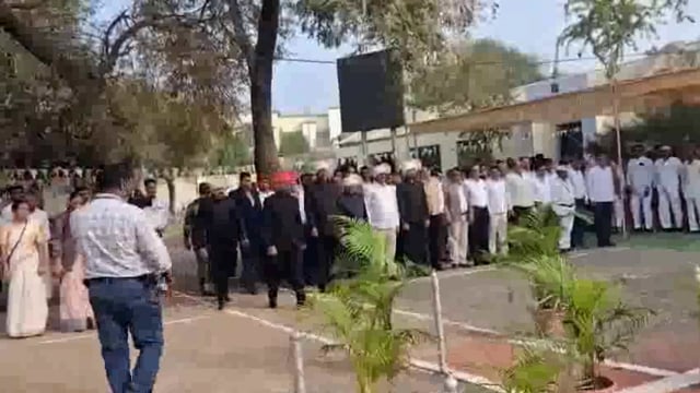 बार्शीटाकळी येथील तहसील कार्यालयात राष्ट्रगीताचा अवमान;अर्धवट राष्ट्रगीत सादर... व्हिडिओ झाला व्हायरल