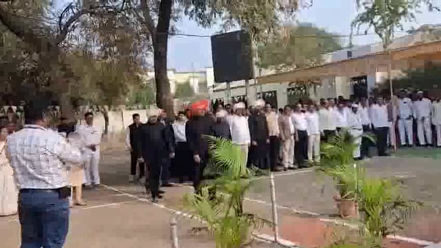 बार्शीटाकळी येथील तहसील कार्यालयात राष्ट्रगीताचा अवमान;अर्धवट राष्ट्रगीत सादर... व्हिडिओ झाला व्हायरल