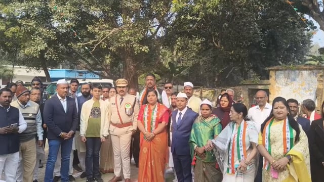 प्रखंड मुख्यालय,थाना, प्रेस क्लब सहित अन्य जगहों पर शान से लहराया तिरंगा, जवानों ने दिया सलामी।