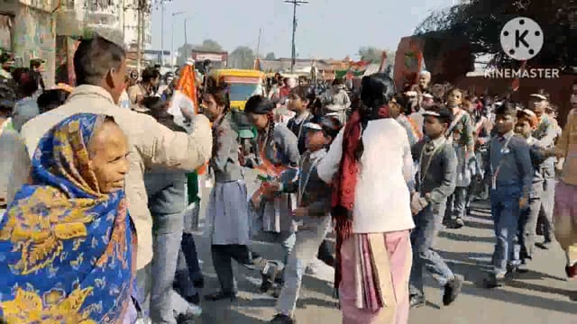 77 में गणतंत्र दिवस पर स्कूल के बच्चों ने हाथों में ध्वज लेकर रैली निकाली और प्रोग्राम किया