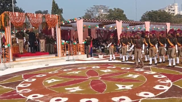 ७७ वें गणतंत्र दिवस पर डीएम एसपी को सलामी देते रंगरूट 
