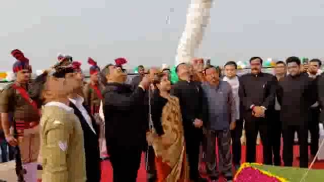 झांसी में धूमधाम से मनाया गया 77वां गणतंत्र दिवस जिलाधिकारी मृदुल कुमार चौधरी ने कार्यालय परिसर में झंडारोहण किया । 