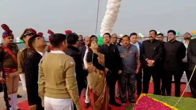 झांसी में धूमधाम से मनाया गया 77वां गणतंत्र दिवस जिलाधिकारी मृदुल कुमार चौधरी ने कार्यालय परिसर में झंडारोहण किया । 