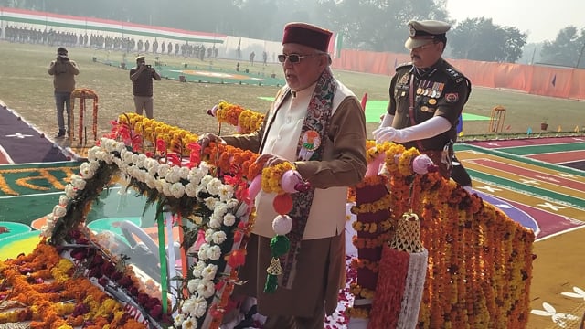 शाहजहांपुर पुलिस लाइन में वित्त एवं कार्य मंत्री सुरेश कुमार खन्ना गणतंत्र दिवस परेड का निरीक्षण किया