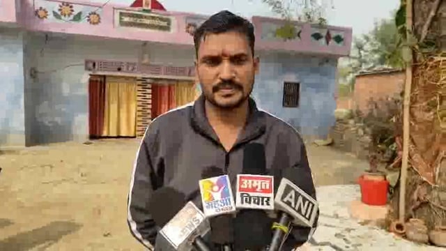 अमेठी के कोरारी हीर शाह में भाजपा के बूथ संख्या 6 के अध्यक्ष रणवीर सिंह और बूथ संख्या 7 के अध्यक्ष अखिलेश ने 