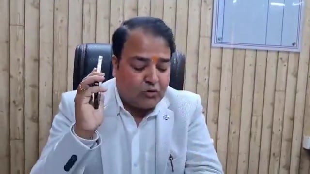 ▶️....ये अयोध्या में तैनात GST के डिप्टी कमिश्नर प्रशांत कुमार सिंह हैं, ये रोते हुए अपनी पत्नी से बात कर रहे हैं
बता रहे- मैंने इस्तीफ़ा दे दिया, मुझे बर्दाश्त नहीं हुआ.जिसका नमक खाते हैं, उसका आदर करना चाहिए 
शंकराचार्य की टिप्पणी के विरोध में इन्होंने इस्तीफा दिया है