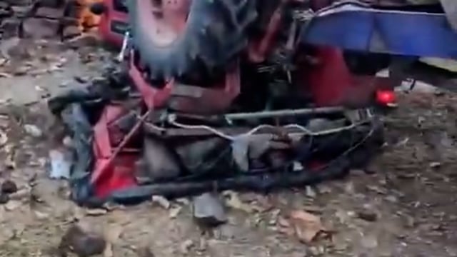 ▶️......राजस्थान के कोटा में कनवास दरा रोड़ पर भूसे से भरा ट्रैक्टर पलट गया , इस हादसे में ट्रैक्टर ड्राइवर दब गया , ड्राइवर मदद की गुहार लगाता रहा लेकिन लोग वीडियो बनाते रहे_
_करीब आधे घंटे बाद ट्रैक्टर के ड्राइवर को बाहर निकाला गया_