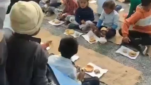 ▶️......मध्यप्रदेश के मैहर में गणतंत्र दिवस के दिन बच्चों को किताबों के पन्नों पर हलवा पूरी परोसी गई*