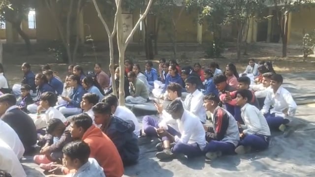 हिंदुत्व के लिए जागरुक करते हुए गौ रक्षक बजरंग दल गौ माता को बचाने के लिए नंबर भी दिया बच्चों को सूचना देने को कहा