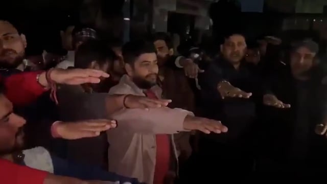 मेरठ- यूपी के मेरठ जिले के गांव सलावा में राजपूतों के गढ़ ठाकुर चौबीसी में भी केंद्र सरकार के खिलाफ बिगुल बज गया है

UGC एक्ट को लेकर ठाकुर समाज से लोगों ने सौगंध उठाई है कि जब तक PM मोदी इसे वापस नहीं लेते, वोट नहीं देंगे। 

यह सौगंध योगी सरकार के खिलाफ नहीं है