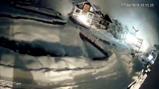 *जम्मू-कश्मीर के सोनमर्ग में एवलांच, कई होटलों को नुकसान; Video में दिखा भयावह मंजर*

जम्मू-कश्मीर के गांदरबल जिले के सोनमर्ग स्थित सरबल में मंगलवार देर रात भीषण हिमस्खलन हुआ। 

बर्फीले तूफान ने कई घरों को अपनी चपेट में ले लिया, जिसका भयावह मंजर सीसीटीवी में कैद हो गया।

कश्मीर: सोनमर्ग के इस बर्फीले तूफान को देखिए कितना भयावह है।

बर्फ को रोमांटीसाइज करना बंद कीजिए अपने घरों में रहिए, ये ख़तरनाक है, जानलेवा है।