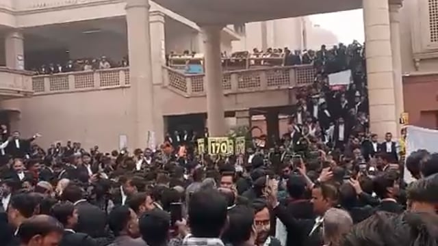 ▶️.....बार काउंसिल के चुनाव में लखनऊ के वकीलों का हंगामा

बोले- चुनाव के नाम पर मजाक, बैलेट पेपर पर पहले से टिक लगा था

चुनाव स्थगित