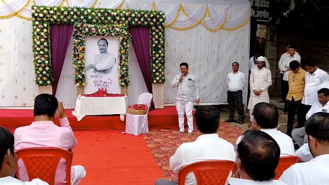 अजित दादांना भावपूर्णश्रद्धांजलीवाहताना राष्ट्रवादीचे शहर अध्यक्ष जॉनी मियाँ शेख यांना अश्रूंचा बांध फुटला