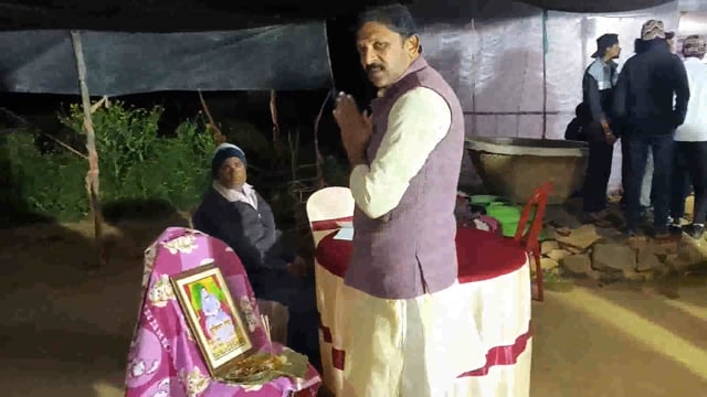 आंगनबाड़ी सेविका के श्राद्धक्रम में पहुंचे प्रखंड प्रमुख ने पीड़ित परिवार को सांत्वना देते हुए लोगों की सुनी जन समस्याएं