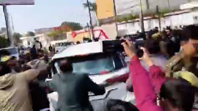 ▶️......अलंकार अग्निहोत्री को बरेली से बाहर किसी दूसरी जगह पर ले जाया जा रहा है. प्रशासन का कहना है कि उन्हें उनके पैतृक घर पहुंचाया जा रहा है

अलंकार अग्निहोत्री अपने इस्तीफे के बाद से ही यूपी में चर्चा का केंद्र बने हुए हैं