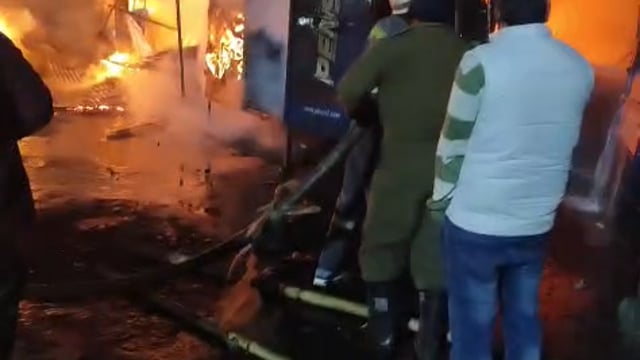 ▶️.......लखनऊ.    ▶️...सरोजनी नगर में चाय की दुकान में लगी भीषण आग
आग ने देखते ही देखते विकराल रूप लिया
आग की चपेट में आसपास की कई दुकानें आई
इंद्रासन टी स्टॉल और पंडित जी चाय की दुकान जलकर राख
पंक्चर की दुकान और ऑटो गैरेज भी आग की चपेट में आया
ऑटो गैरेज में खड़ी एक डीसीएम पूरी तरह जलकर राख
सूचना मिलते ही मौके पर दमकल की गाड़ियां पहुंचीं
दमकल कर्मियों ने करीब डेढ़ घंटे की मशक्कत के बाद आग पर काबू पाया
राहत की बात यह रही कि कोई जनहानि नहीं हुई