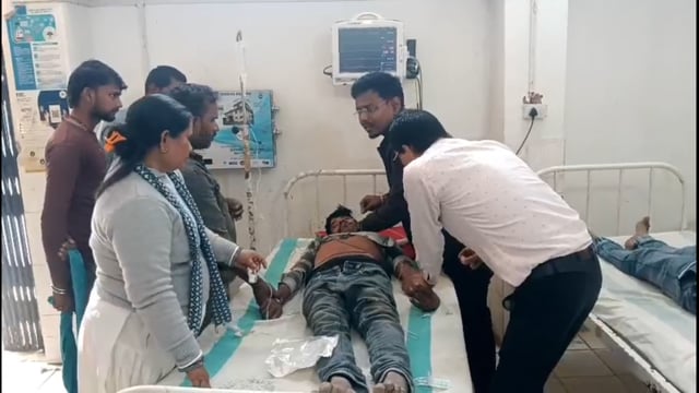 क्षतिग्रस्त ई-रिक्शा के साथ चालक मूर्छित अवस्था में बरामद,हालत गंभीर।