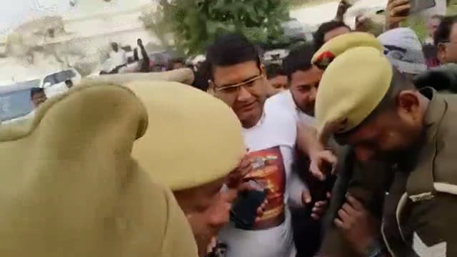 अमेठी। पूर्व एमएलसी दीपक सिंह शंकराचार्य महाराज की सुरक्षा को लेकर सैकड़ों गाड़ियों के काफिले संग प्रयागराज रवाना हुए।