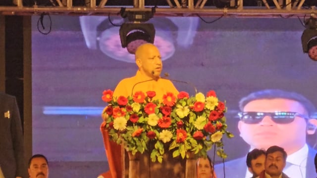 सिद्धार्थनगरमें मुख्यमंत्री योगी आदित्यनाथ ने मंच से नेता प्रतिपक्ष माता प्रसाद पाण्डेय की खुले मंच सराहना