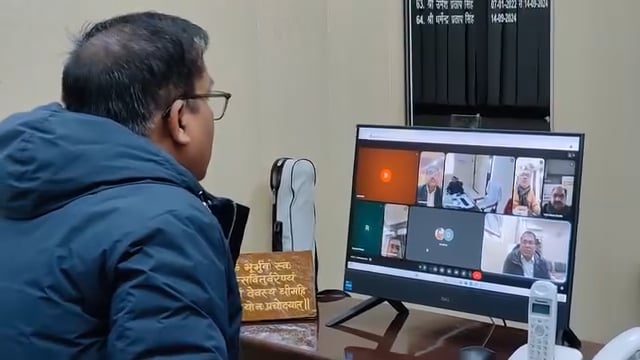 जनता दर्शन में शिकायत निस्तारण की नई पहल
शाहजहांपुर। जिलाधिकारी धर्मेन्द्र प्रताप सिंह ने जनता दर्शन में शिकायतों के त्वरित निस्तारण के लिए लाइव वीडियो कॉन्फ्रेंसिंग की नई व्यवस्था शुरू की है। प्रातः 10 से 12 बजे तक आयोजित जनता दर्शन में संबंधित अधिकारी ऑनलाइन जुड़कर मौके पर ही समस्याएं सुन रहे हैं। इससे शिकायतों का तत्काल निस्तारण संभव हो रहा है और फरियादियों को कार्यालयों के चक्कर नहीं लगाने पड़ रहे हैं। प्रशासन की इस पहल से पारदर्शिता बढ़ी है और आमजन को शीघ्र राहत मिल रही है।