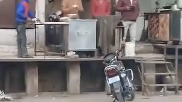 ▶️......थूक जिहाद: हाथरस में बादशाह होटल में रोटियों पर थूकने के बाद उन्हें परोसा जा रहा था।

*विडियो वायरल होने के बाद जिहादी फरमान को गिरफ्तार कर लिया गया है।*